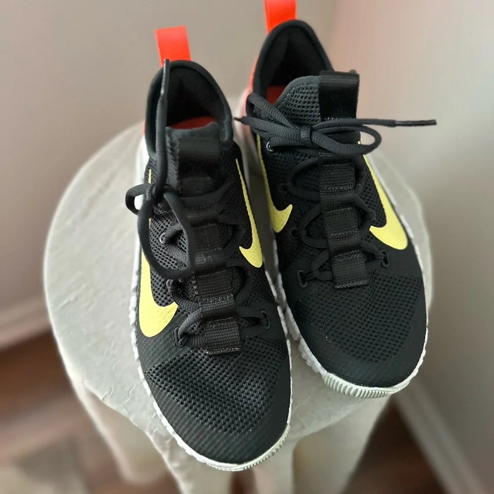 NIKE Colorway: Dark Smoke Grey/Bright Mango/Barely/Green/Light Zitron size 8.5 - Picture 8 of 13